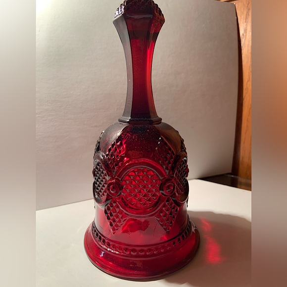 Vintage Avon 1876 Cape Cod Collection Ruby Red Glass Bell Dinner 1979 Collectibl - Picture 3 of 3